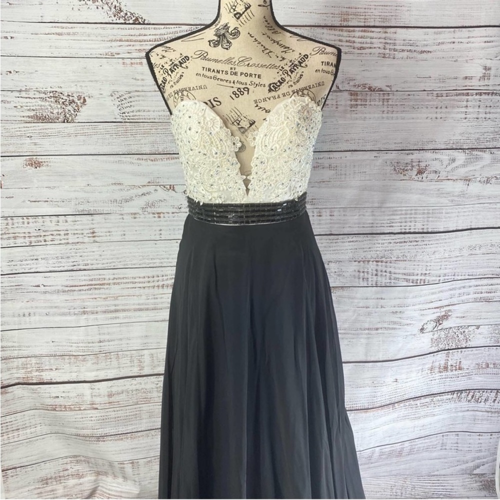 Sweetheart Strapless Gown for Prom wedding or special occasion.